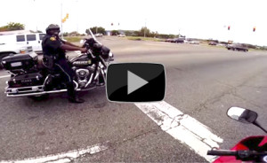 Poliziotto-in-Harley-gareggia-tra-semafori-con-un-cittadino,-pentito-si-dimette.-(VIDEO)