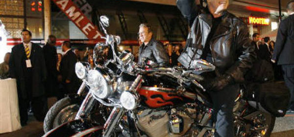 La moto usata da John Travolta alla prima del film "Svalvolati on the road" venduta all'asta