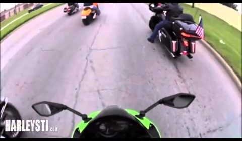 Automobilista impazzito durante un corteo di Harley Davidson ottiene subito quello che si merita